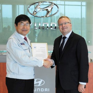 Ministr životního prostředí Tomáš Chalupa předal vedení společnosti Hyundai Motor Manufacturing Czech certifikát EMAS