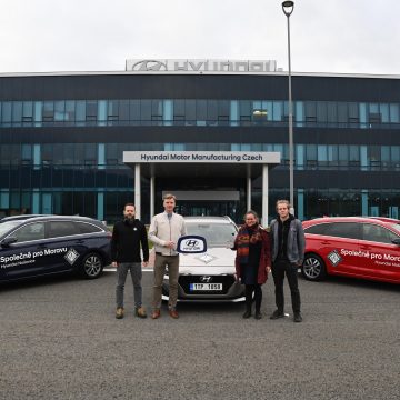 Nošovický Hyundai dál pomáhá jižní Moravě. Předal auta Člověku v tísni