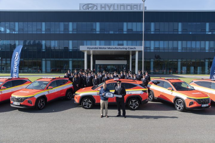 Nošovický Hyundai předal krajským hasičům 24 Tucsonů